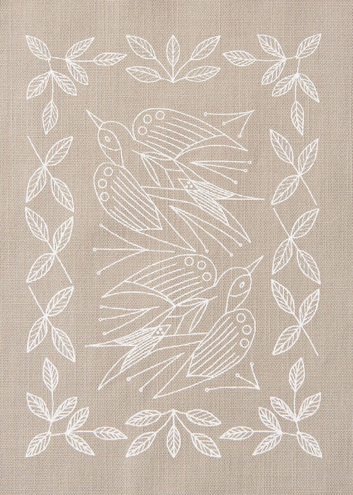 Kit de bordado "Golondrinas" - Gris, diseñado por Alice Makabe para Cosmo