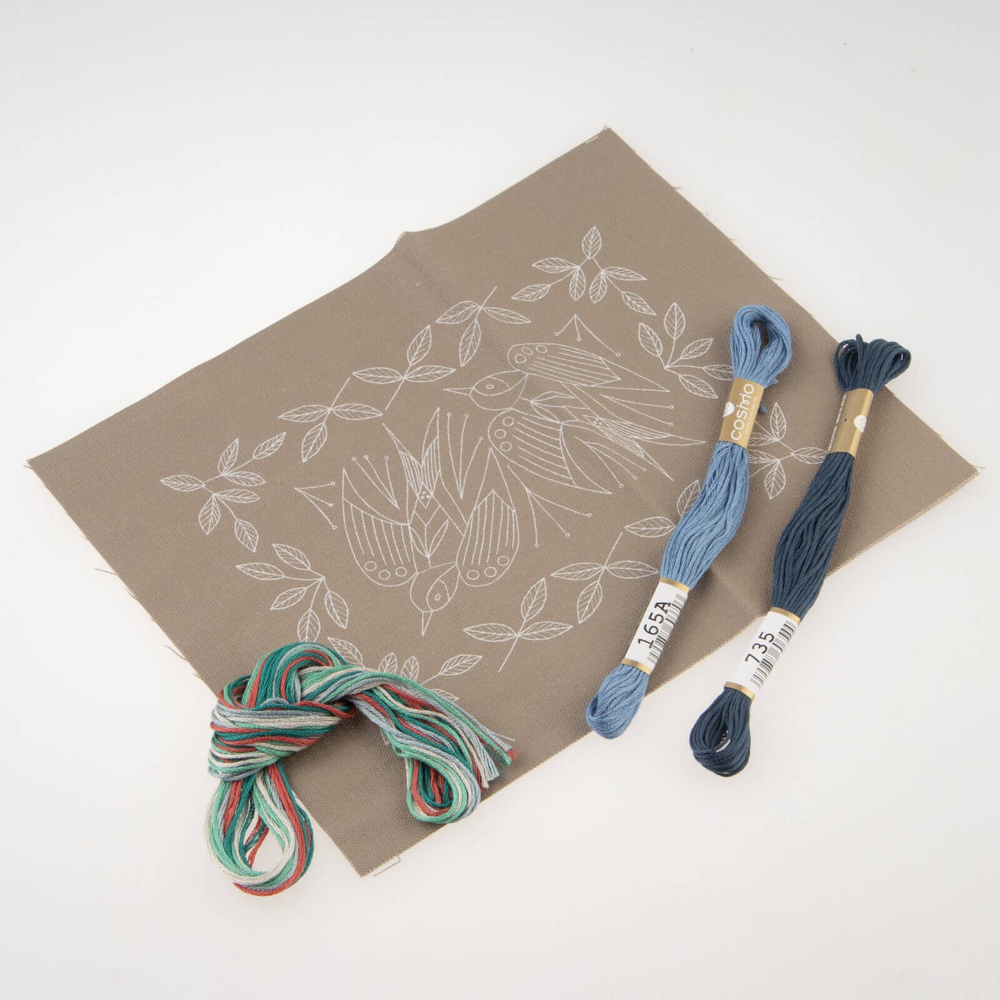 Kit de bordado "Golondrinas" - Gris, diseñado por Alice Makabe para Cosmo