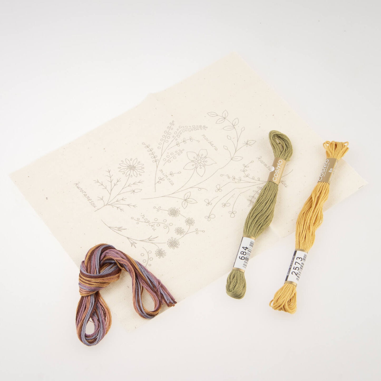 Kit de bordado "Libro de flores", diseñado por Atelier de Nora para Cosmo