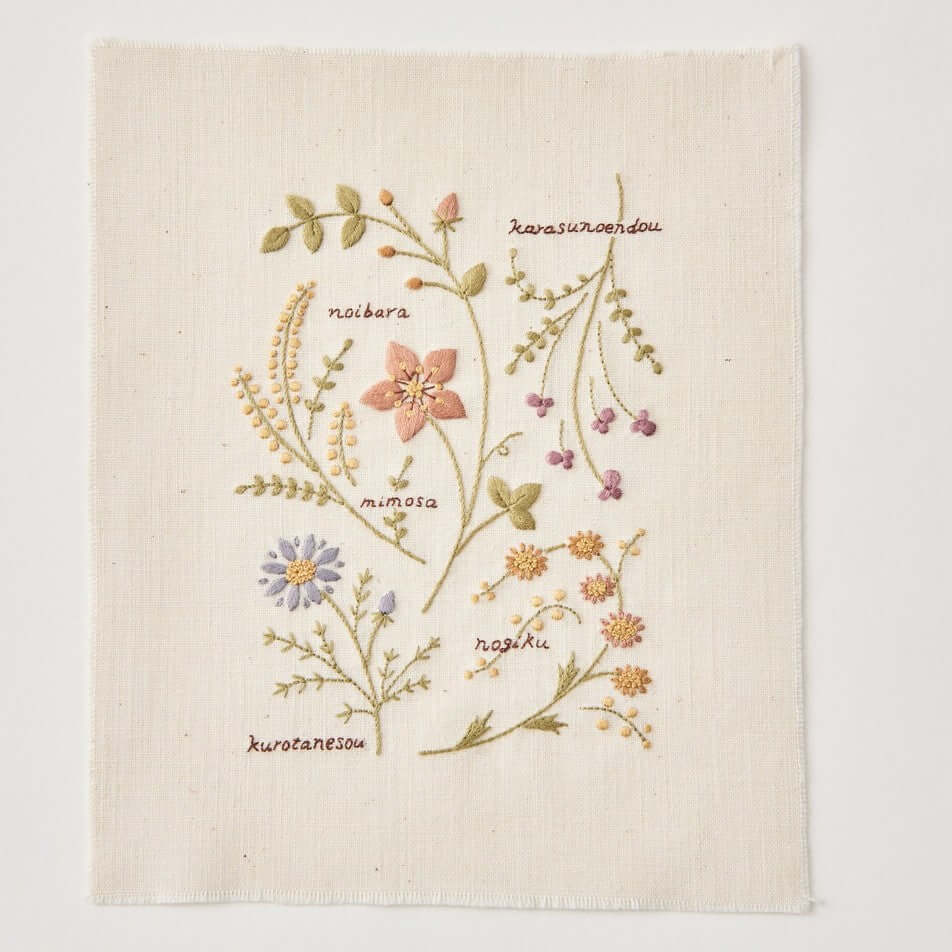 Kit de bordado "Libro de flores", diseñado por Atelier de Nora para Cosmo