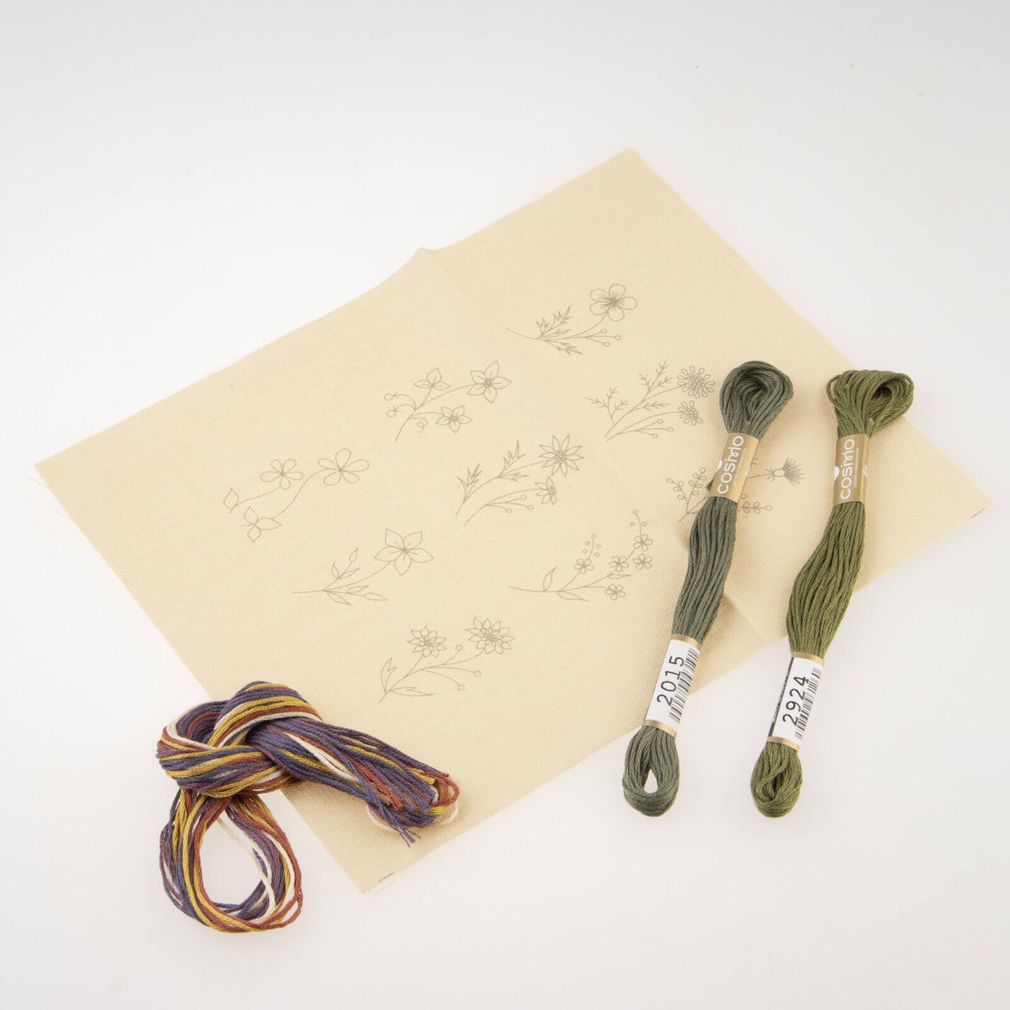 Kit de bordado "Flores" - Crema, diseñado por Atelier de Nora para Cosmo