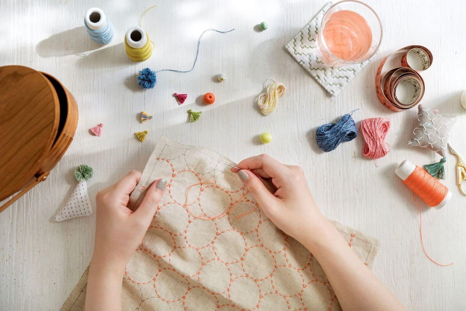 tela para sashiko de Hidamari lecien modelo círculos beige. Hilos de Sashiko de Hidamari Lecien en diversos tonos.