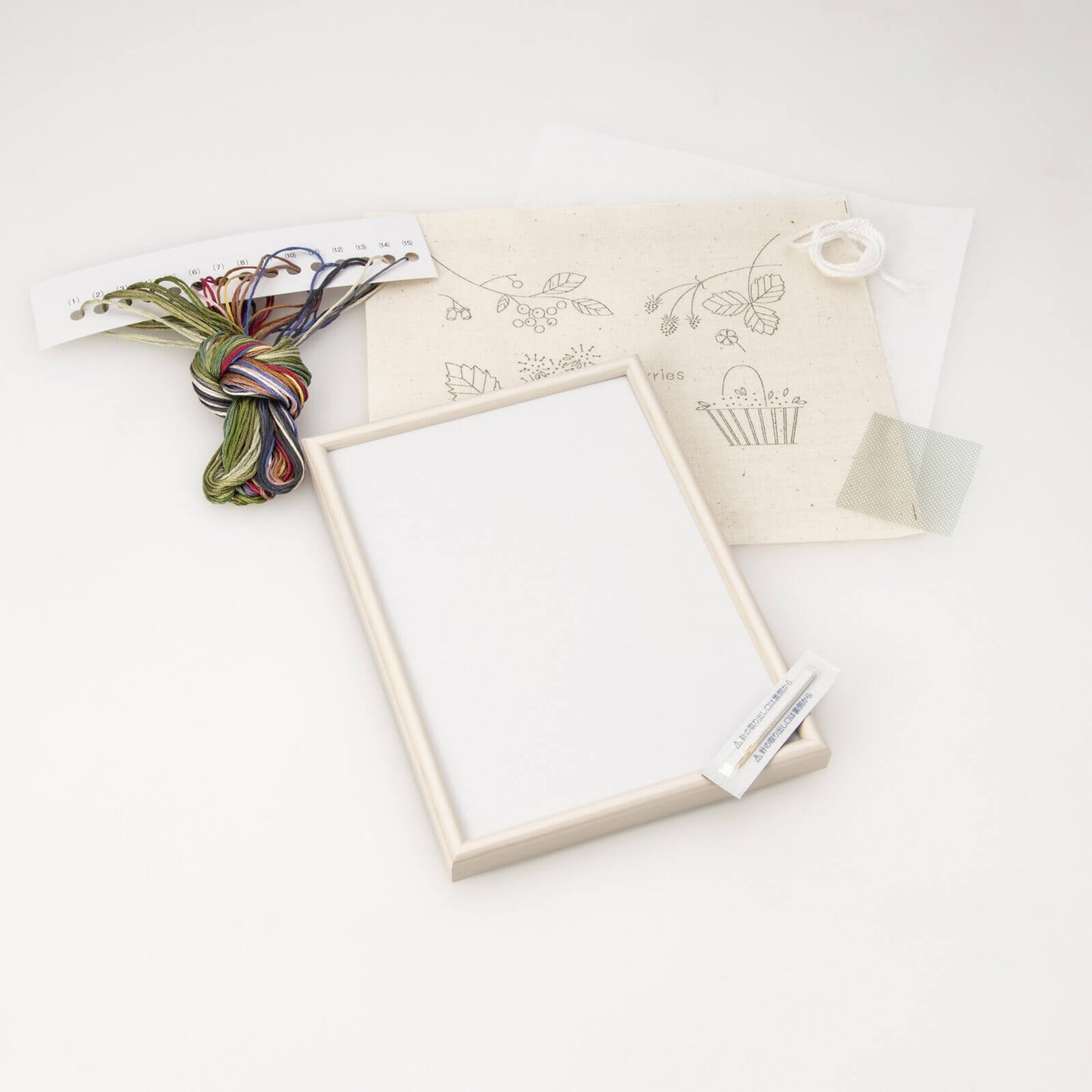 Kit de bordado "Bayas", diseñado por Kazuko Aoki para Cosmo