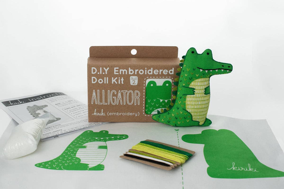 Kit de bordado de Kiriki Press para confeccionar un peluche de Caimán con bordados