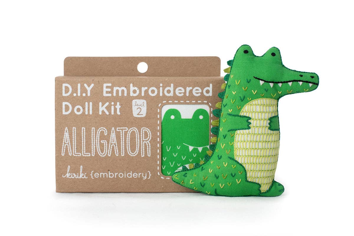 Kit de bordado de Kiriki Press para confeccionar un peluche de Caimán con bordados