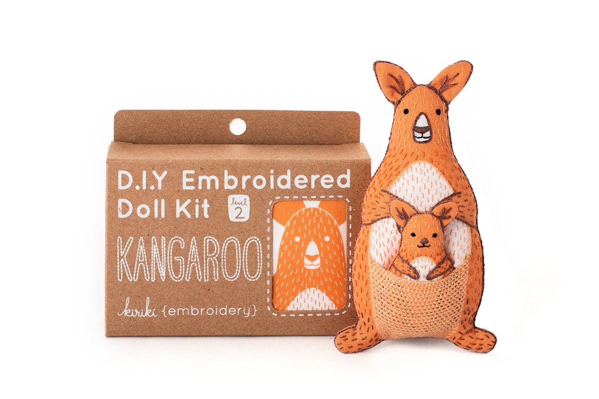 Kit de bordado de Kiriki Press para confeccionar un peluche de Canguro con bordados