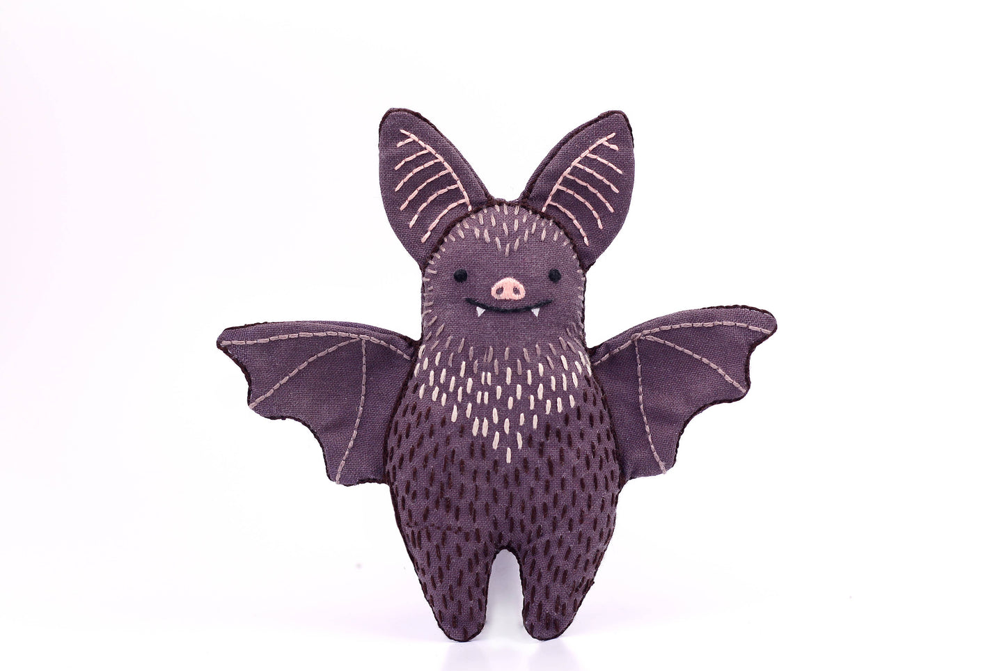 Kit de peluche bordado modelo Murciélago de Kiriki Press