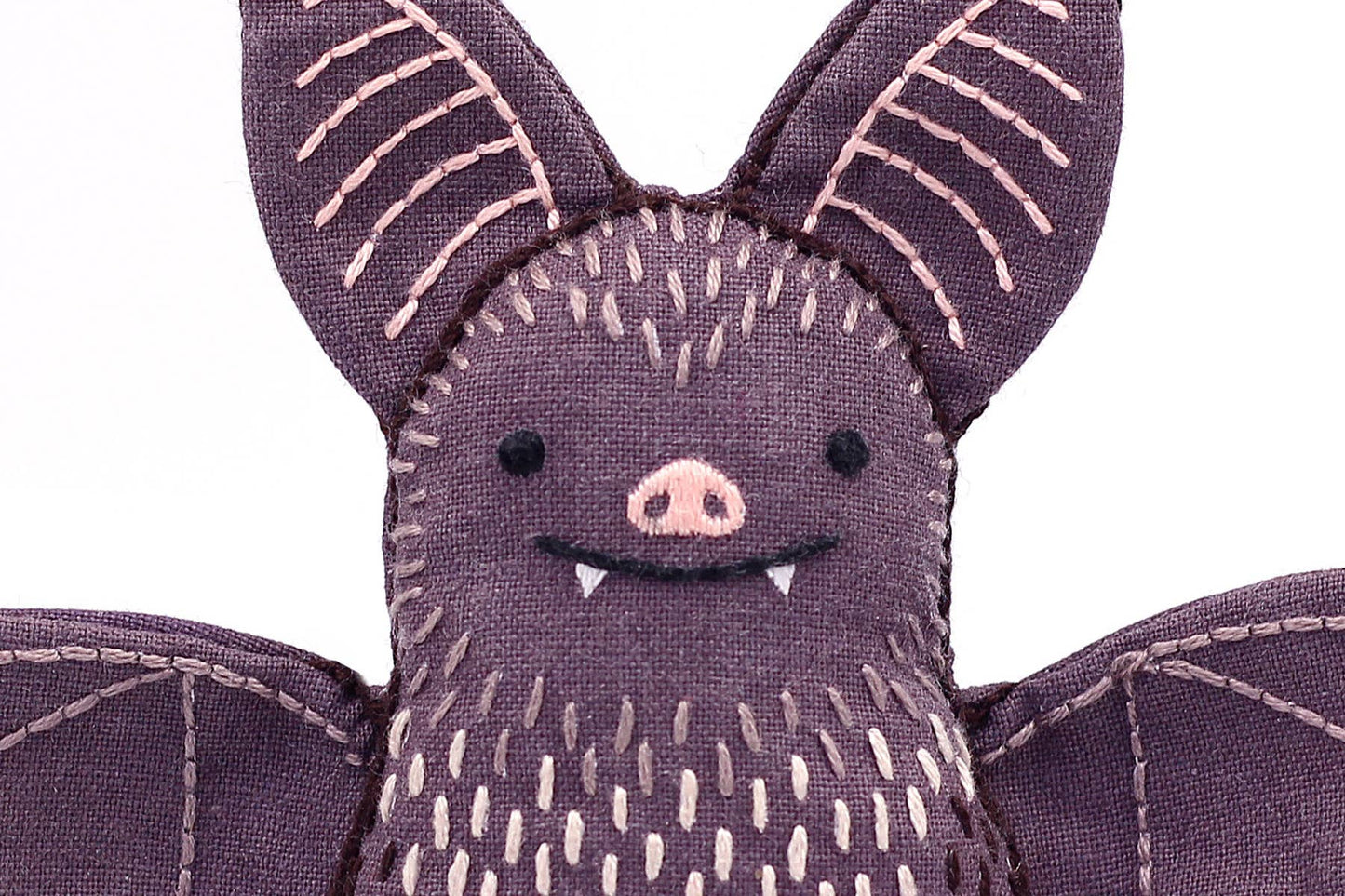 Kit de peluche bordado modelo Murciélago de Kiriki Press