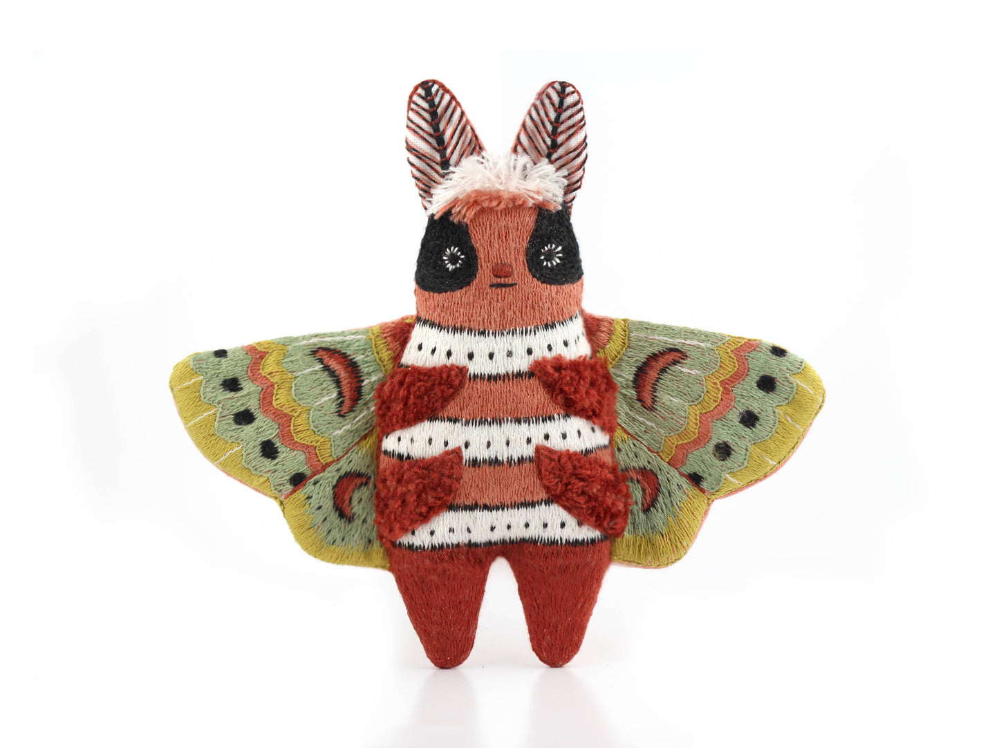 Kit de bordado de Kiriki Press para confeccionar un peluche de Polilla con bordados