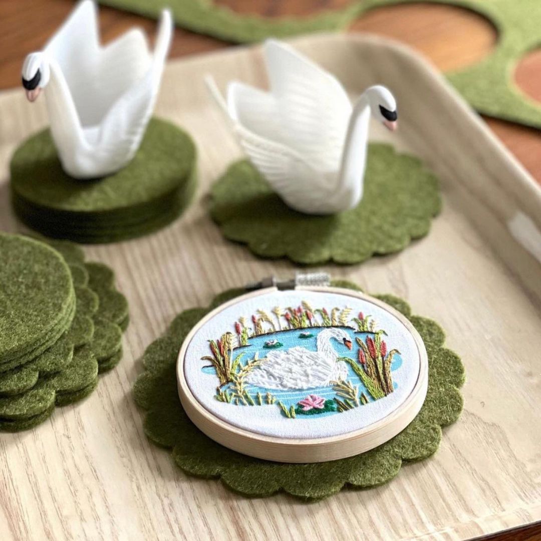 Kit de bordado "Sampler Cisne" de Kiriki Press