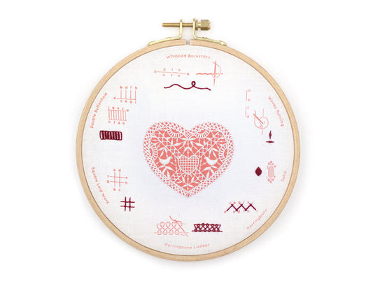 Kit de bordado "Sampler Corazón de Encaje" de Kiriki Press