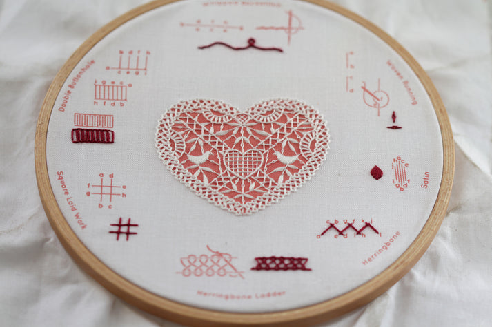 Kit de bordado "Sampler Corazón de Encaje" de Kiriki Press