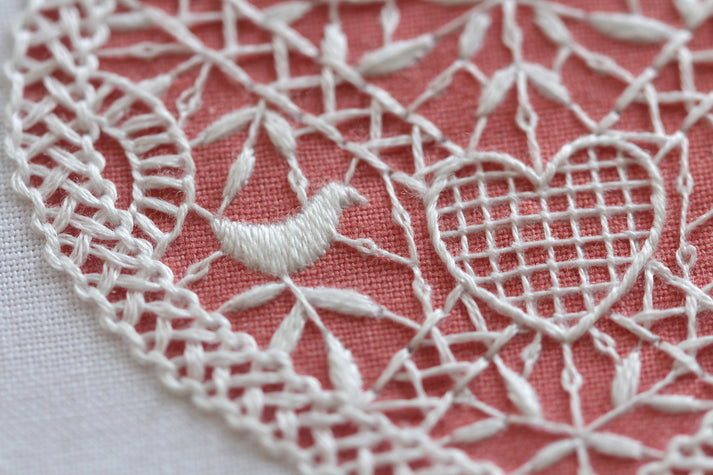 Kit de bordado "Sampler Corazón de Encaje" de Kiriki Press