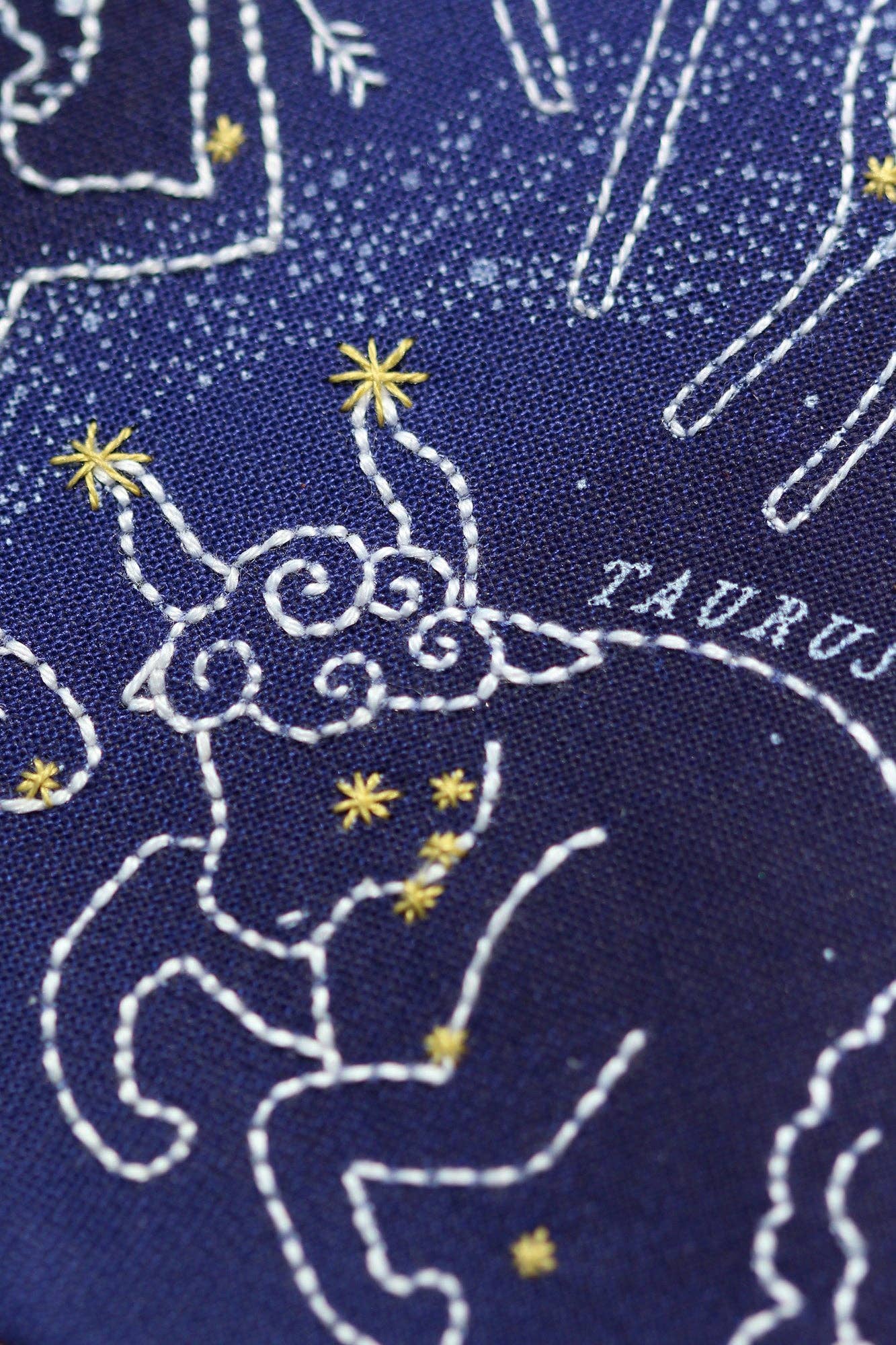 Kit de bordado de Kiriki Press para bordar un planisferio celeste con constelaciones del zodiaco