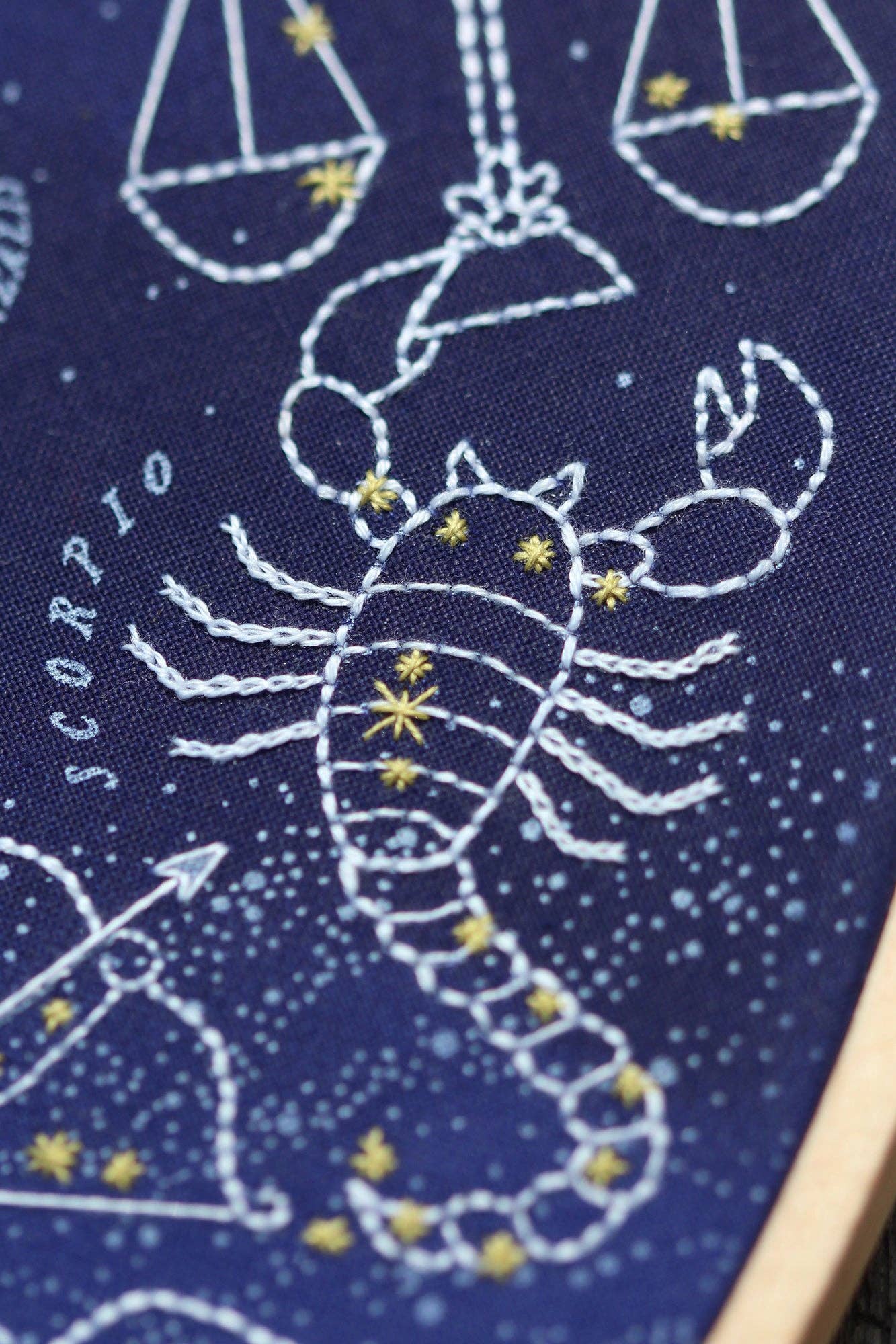 Kit de bordado de Kiriki Press para bordar un planisferio celeste con constelaciones del zodiaco