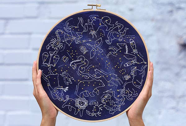 Kit de bordado de Kiriki Press para bordar un planisferio celeste con constelaciones del zodiaco