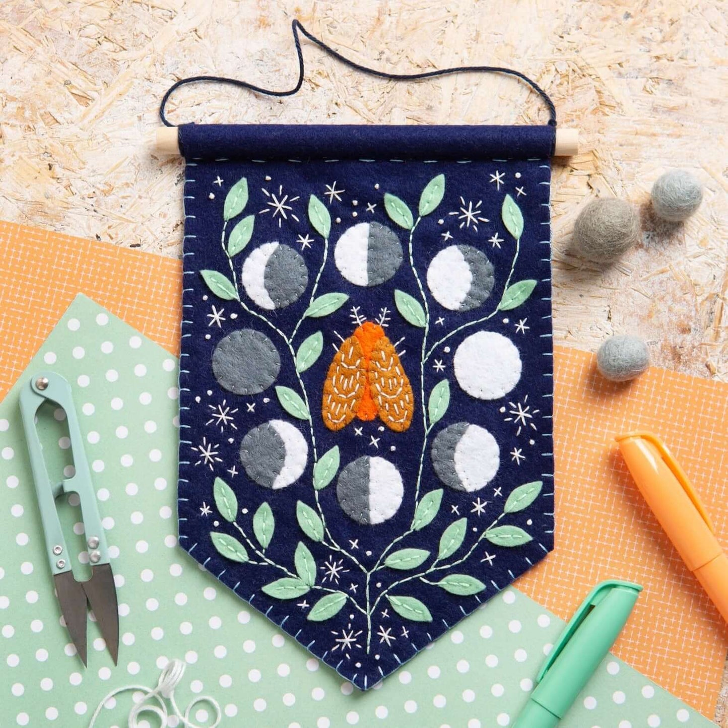 Kit de Costura de Fieltro "Banderín Celestial" de Hawthorn Handmade