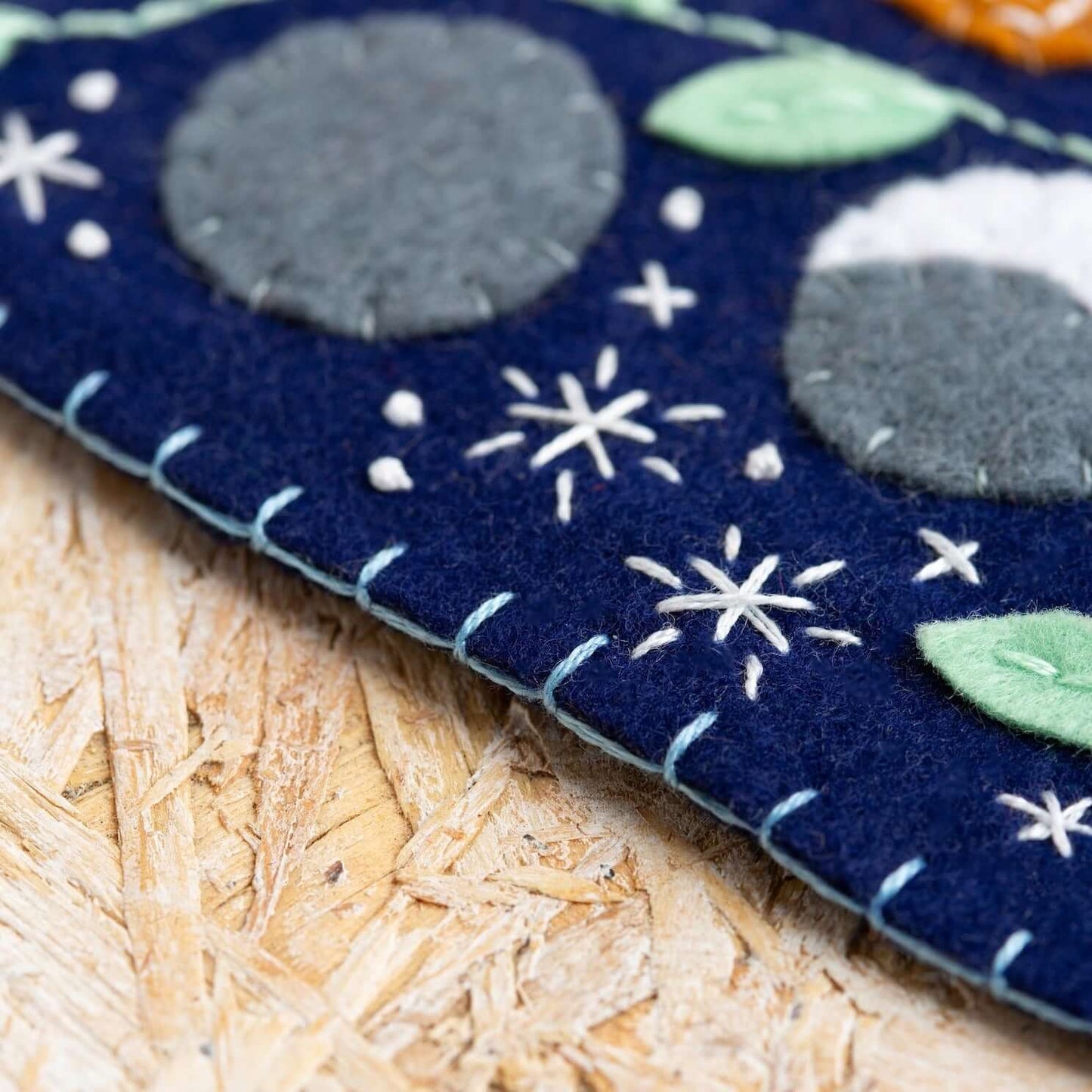 Kit de Costura de Fieltro "Banderín Celestial" de Hawthorn Handmade