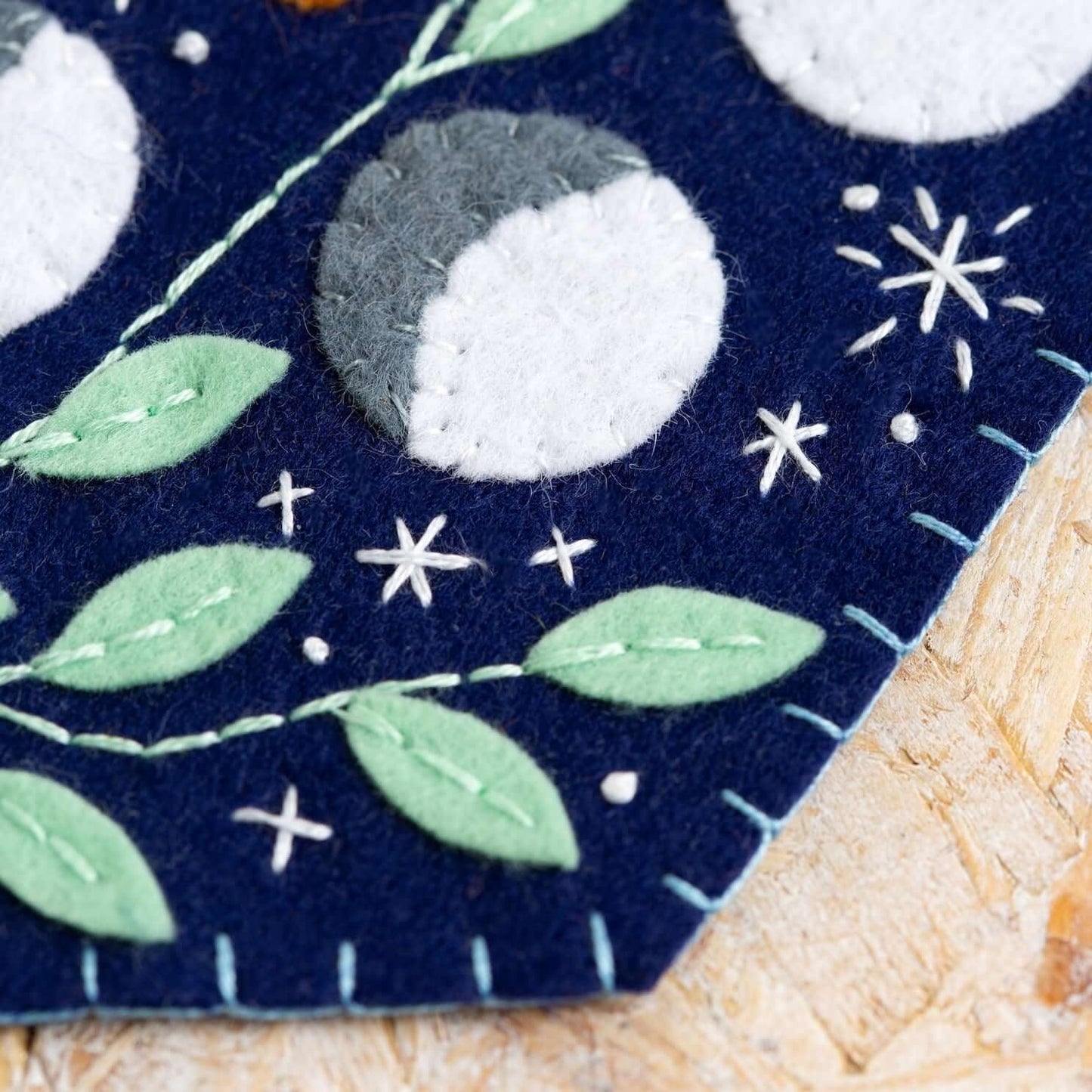 Kit de Costura de Fieltro "Banderín Celestial" de Hawthorn Handmade