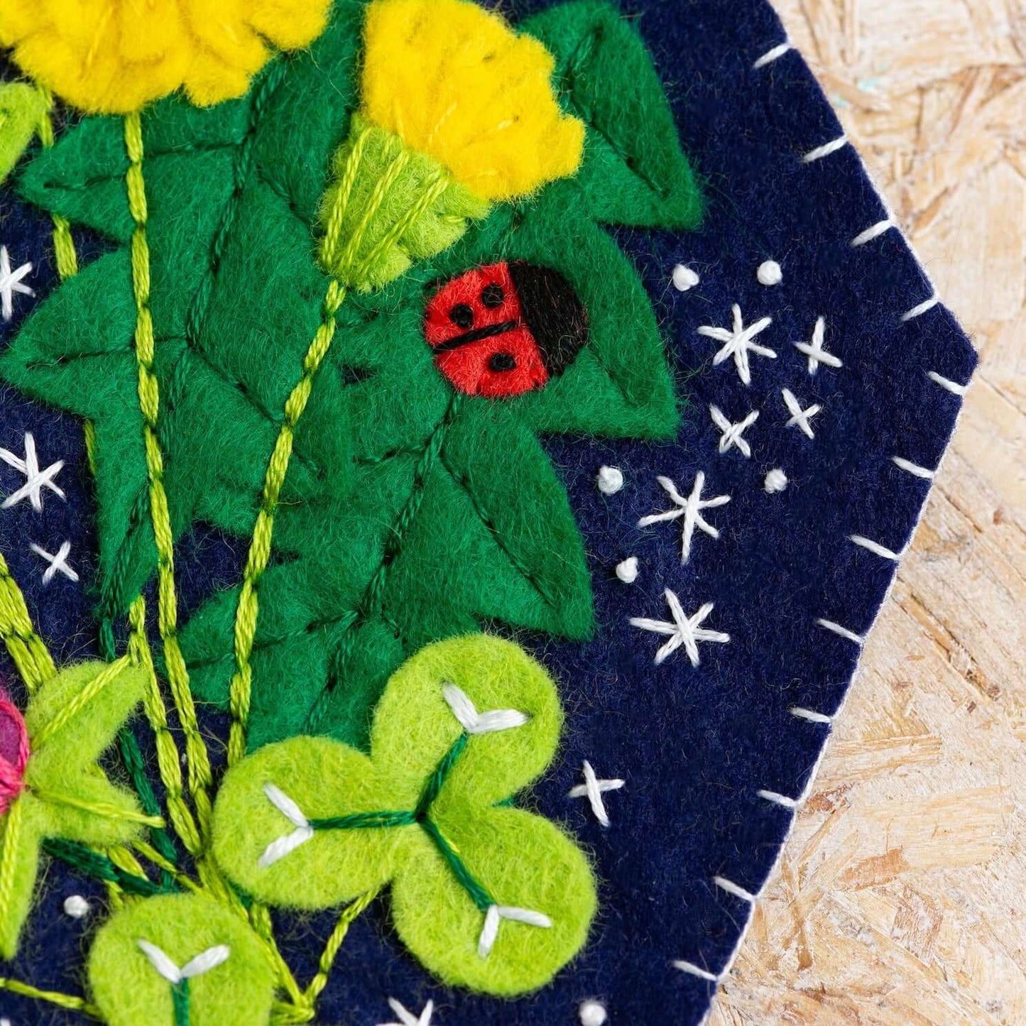 Kit de Costura de Fieltro "Banderín de Flores Salvajes" de Hawthorn Handmade