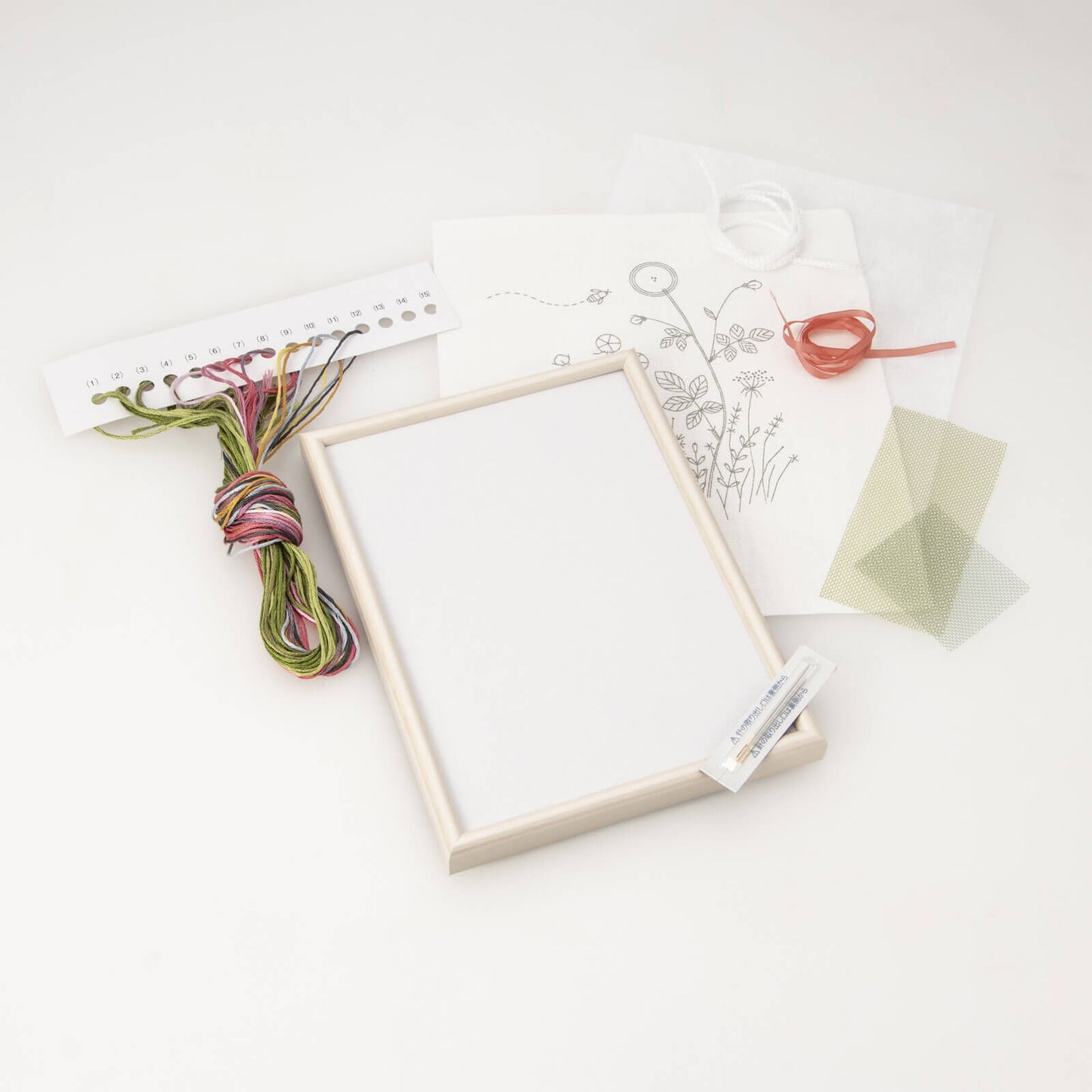 Kit de bordado "Pequeño jardín de rosas", diseñado por Kazuko Aoki para Cosmo
