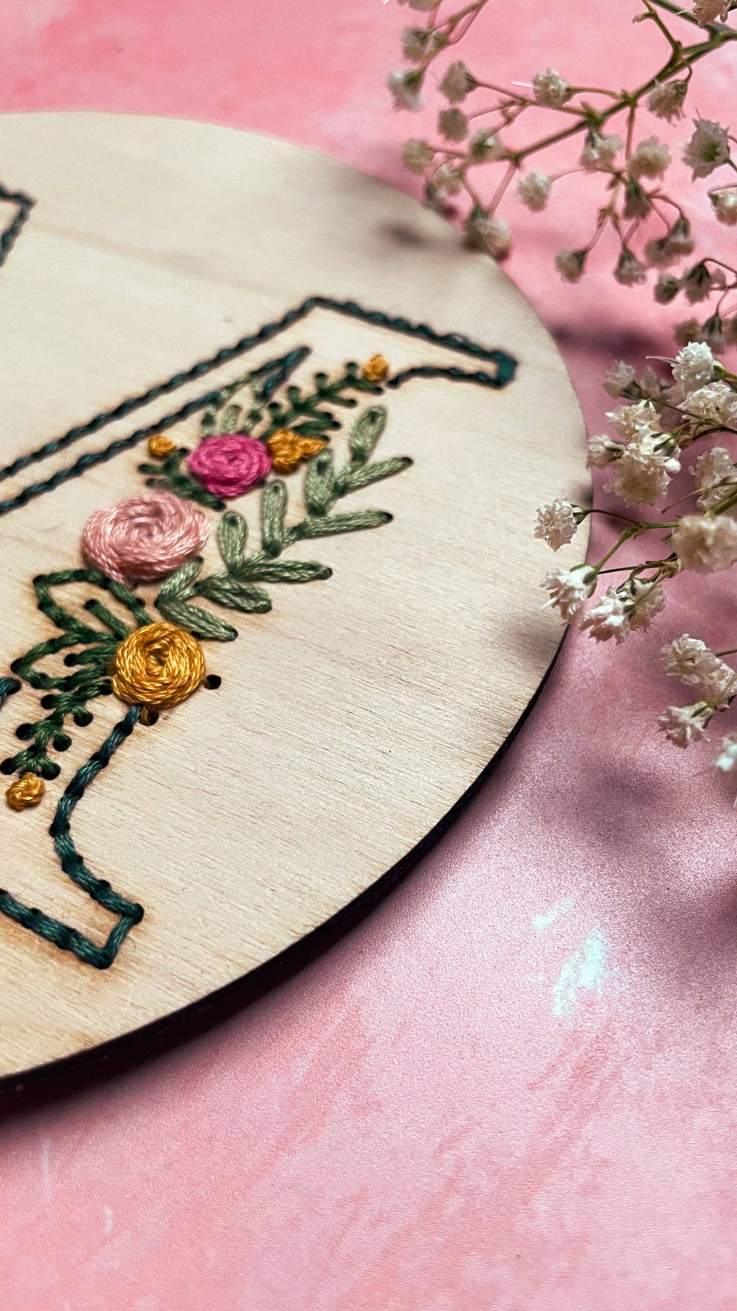 Kit de bordado en madera Letra con Flores - Kneckes & Compagnie