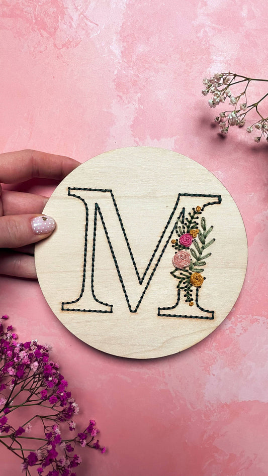 Kit de bordado en madera Letra con Flores - Kneckes & Compagnie