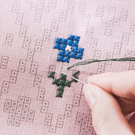 kit cosmo lecien de punto de cruz detalle de bordado
