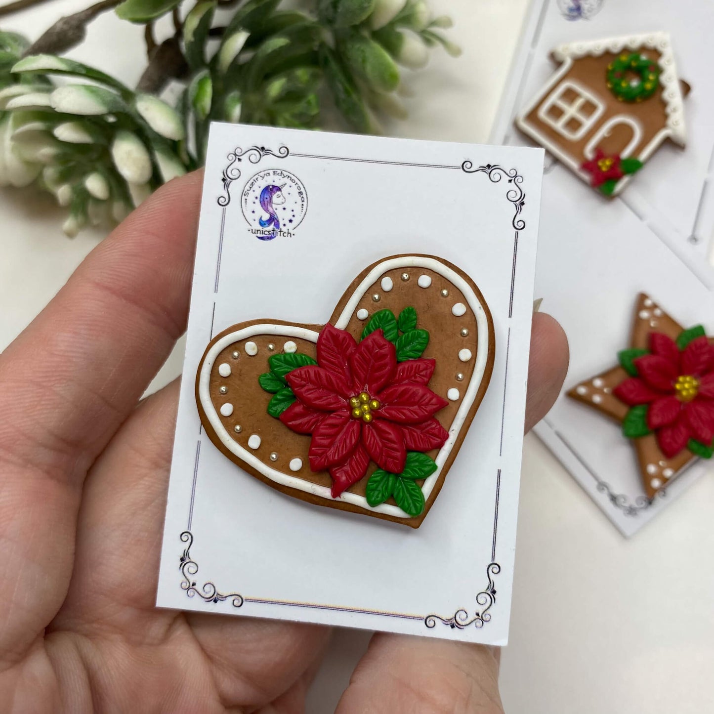 Imán sujeta agujas - Corazón de jengibre con Flor de Pascua