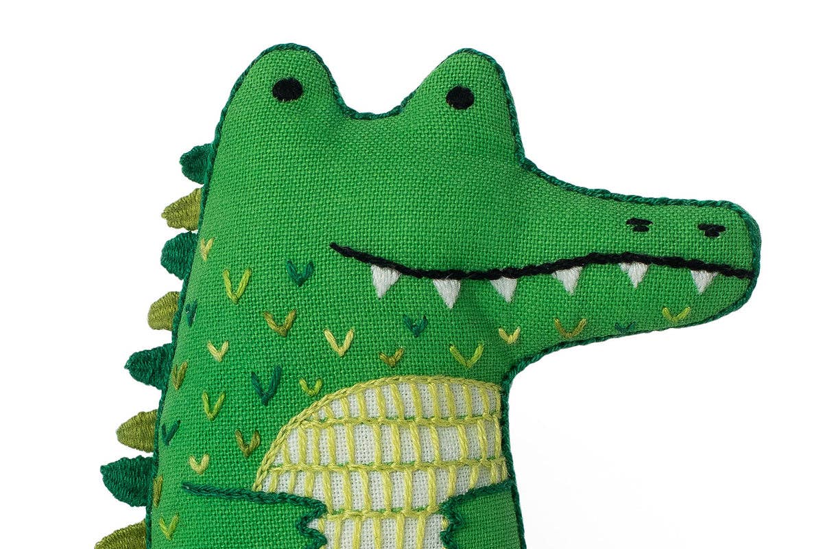 Kit de bordado de Kiriki Press para confeccionar un peluche de Caimán con bordados