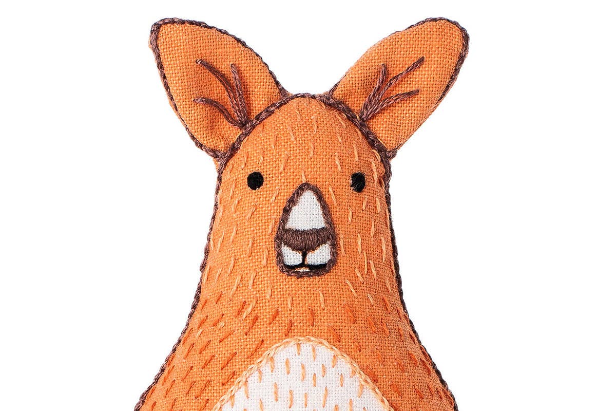 Kit de bordado de Kiriki Press para confeccionar un peluche de Canguro con bordados