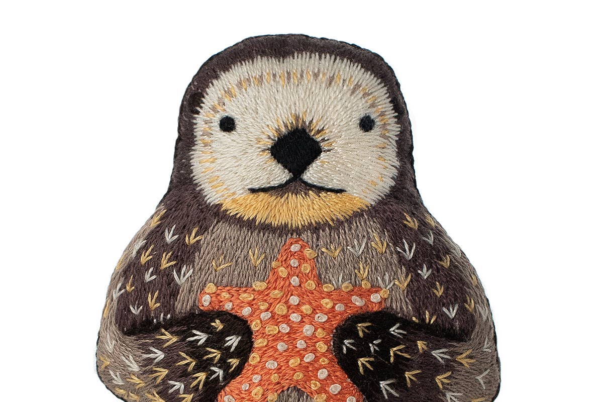 Kit de bordado de Kiriki Press para confeccionar un peluche de Nutria con bordados