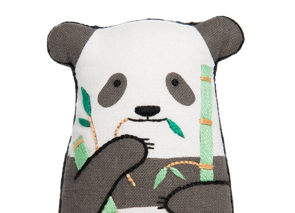 Kit de bordado de Kiriki Press para confeccionar un peluche de Oso Panda con bordados