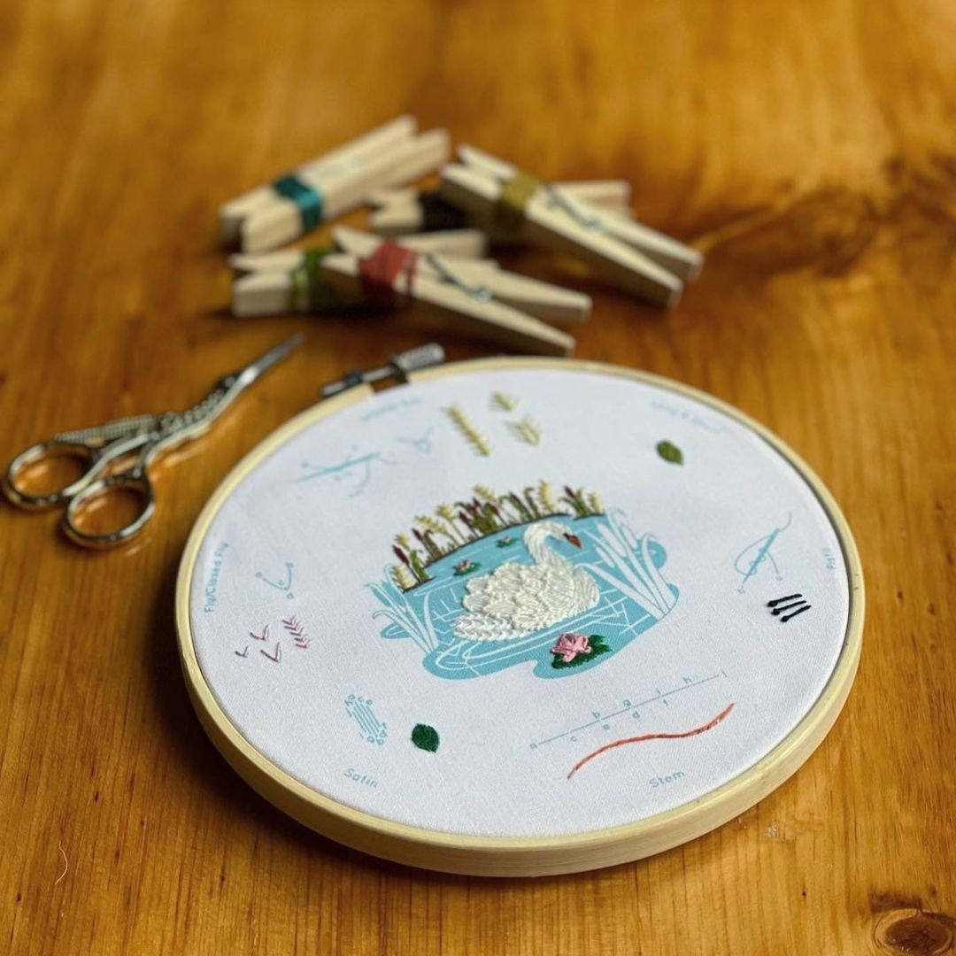 kit de bordado de Kiriki Press que incluye todo lo necesario para comenzar a bordar