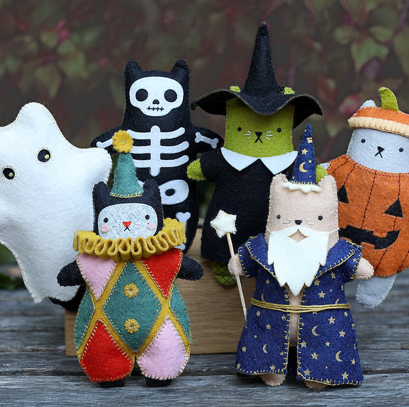 Kit de fieltro bordado gatos disfrazados de Kiriki Press