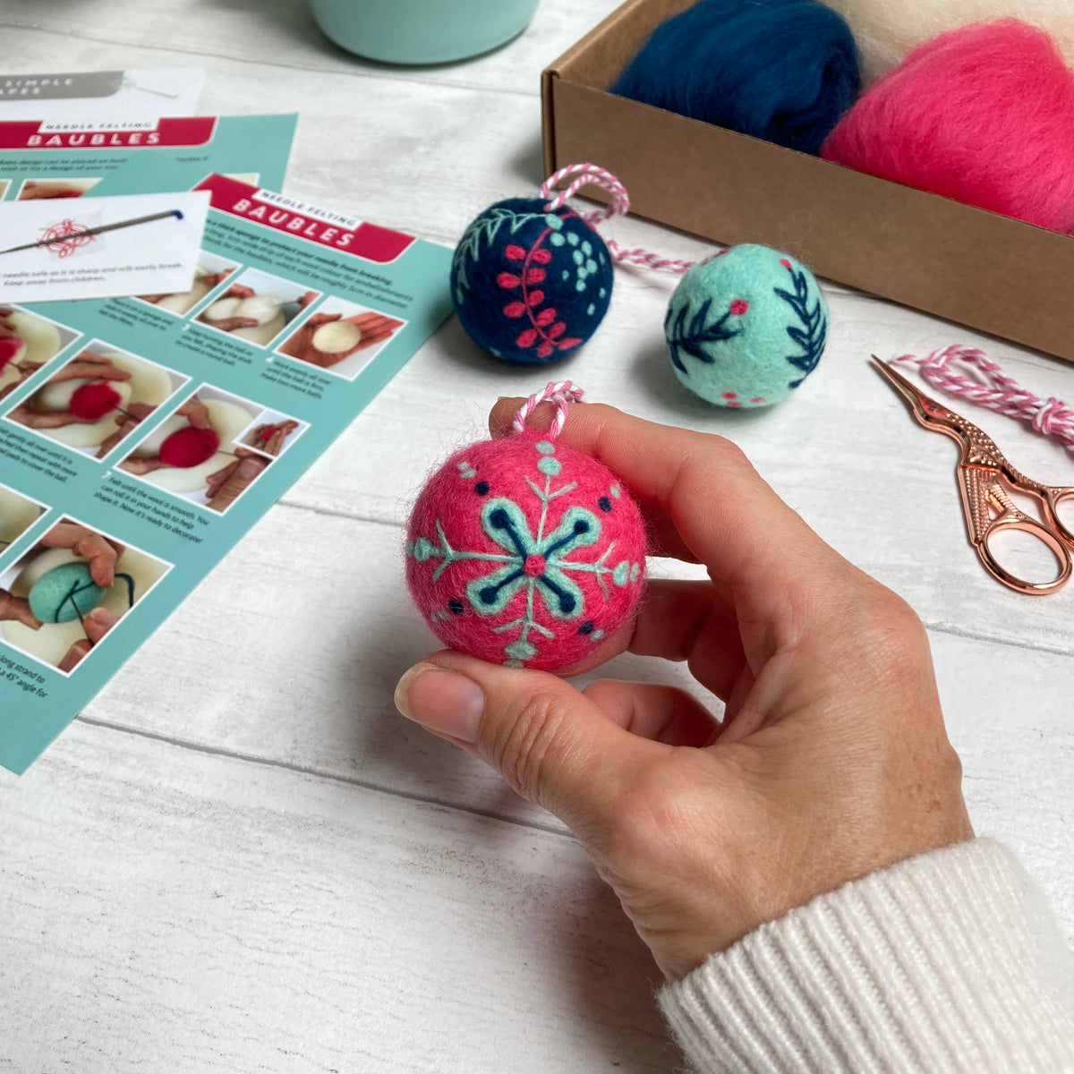 Kit de fieltro con aguja "Bolas de Navidad" - Bergin & Bath 