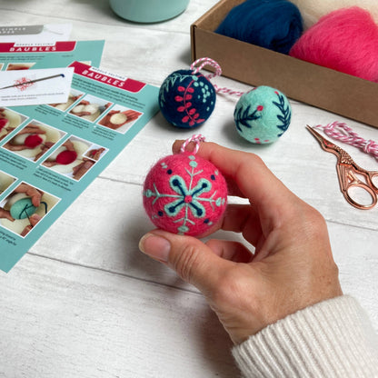 Kit de fieltro con aguja "Bolas de Navidad" - Bergin & Bath 