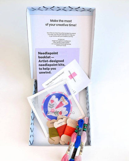 Kit de adorno en cañamazo Folk Bird Noon de Unwind Studio