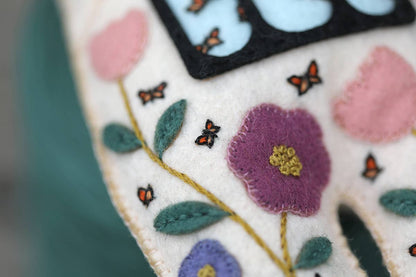 Kit Muñeco de Fieltro "Oso Floral" – Kiriki Press