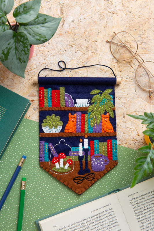 Kit de Costura de Fieltro "Amante de los Libros" de Hawthorn Handmade