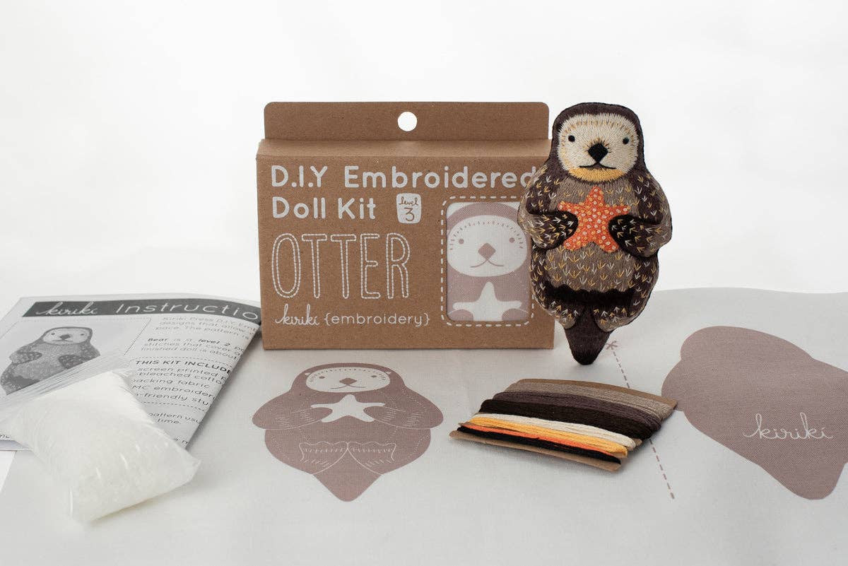 Kit de bordado de Kiriki Press para confeccionar un peluche de Nutria con bordados