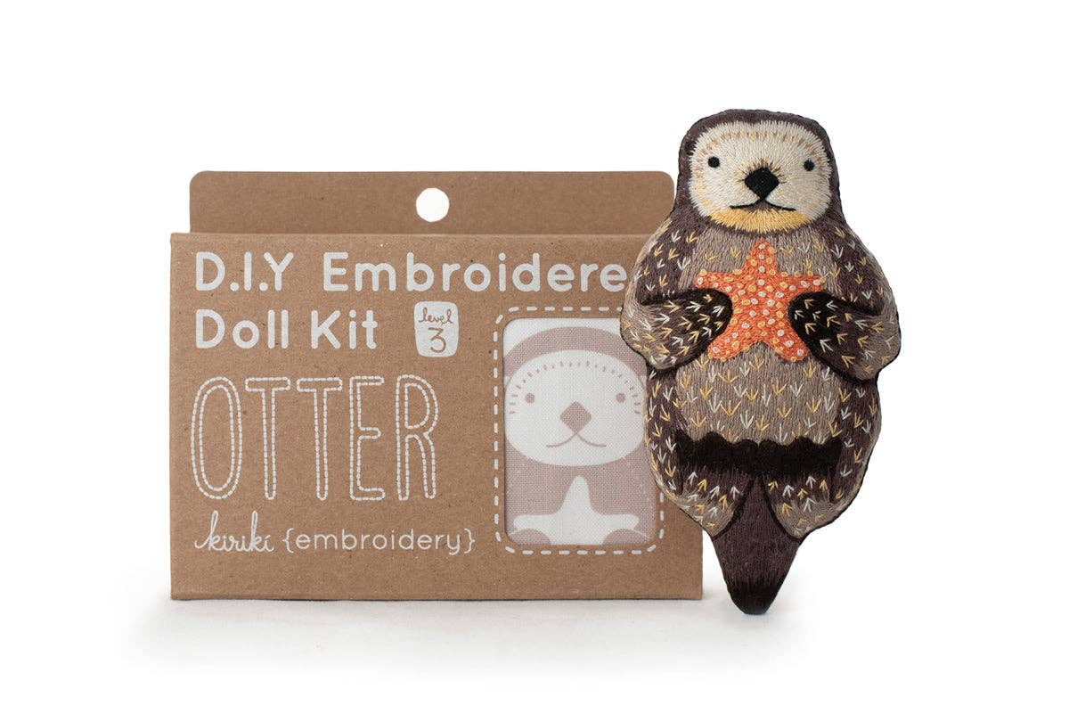 Kit de bordado de Kiriki Press para confeccionar un peluche de Nutria con bordados