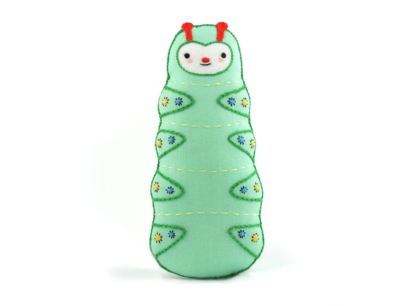 Kit de bordado de Kiriki Press para confeccionar un peluche de Oruga con bordados