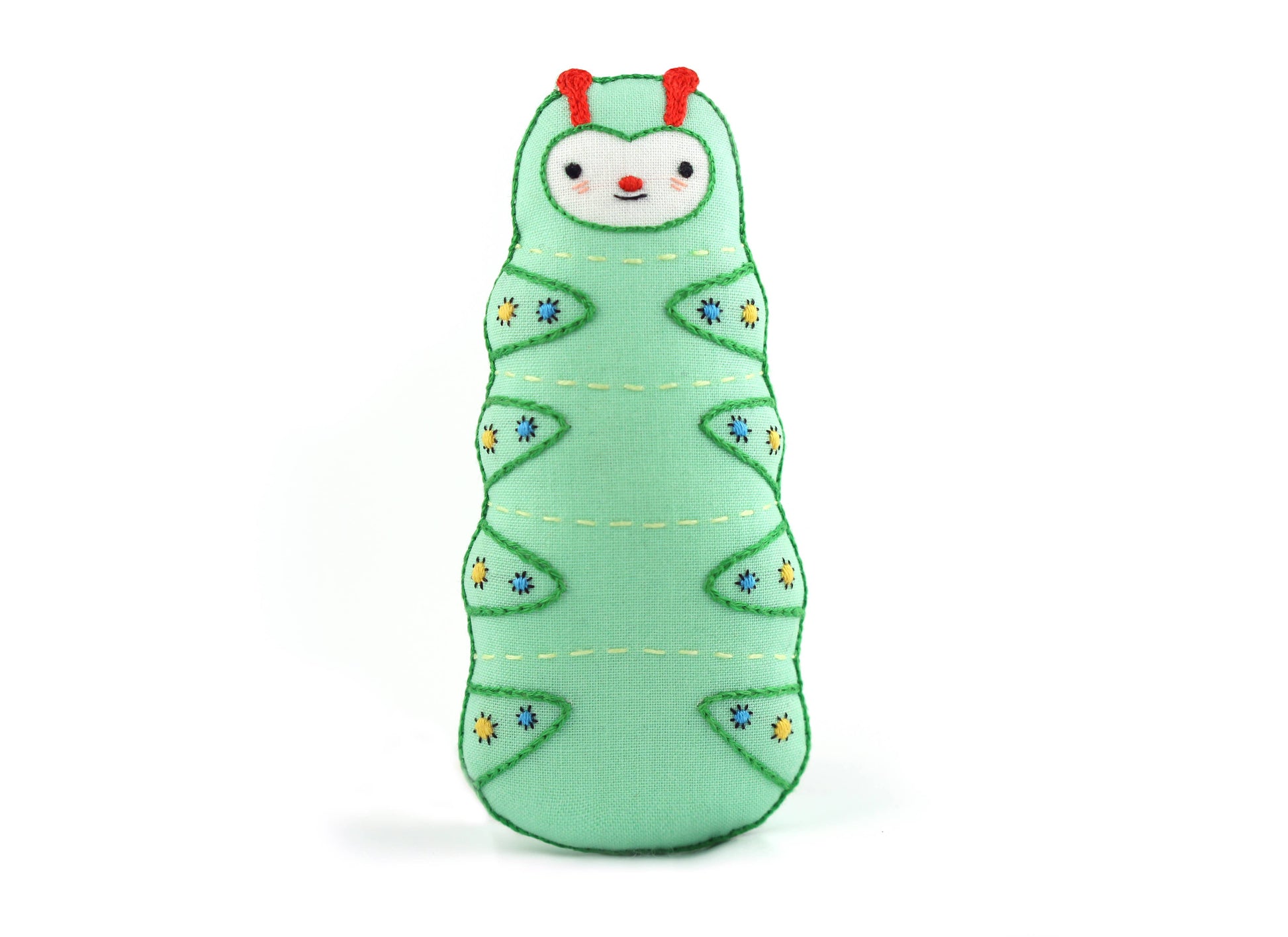 Kit de bordado de Kiriki Press para confeccionar un peluche de Oruga con bordados