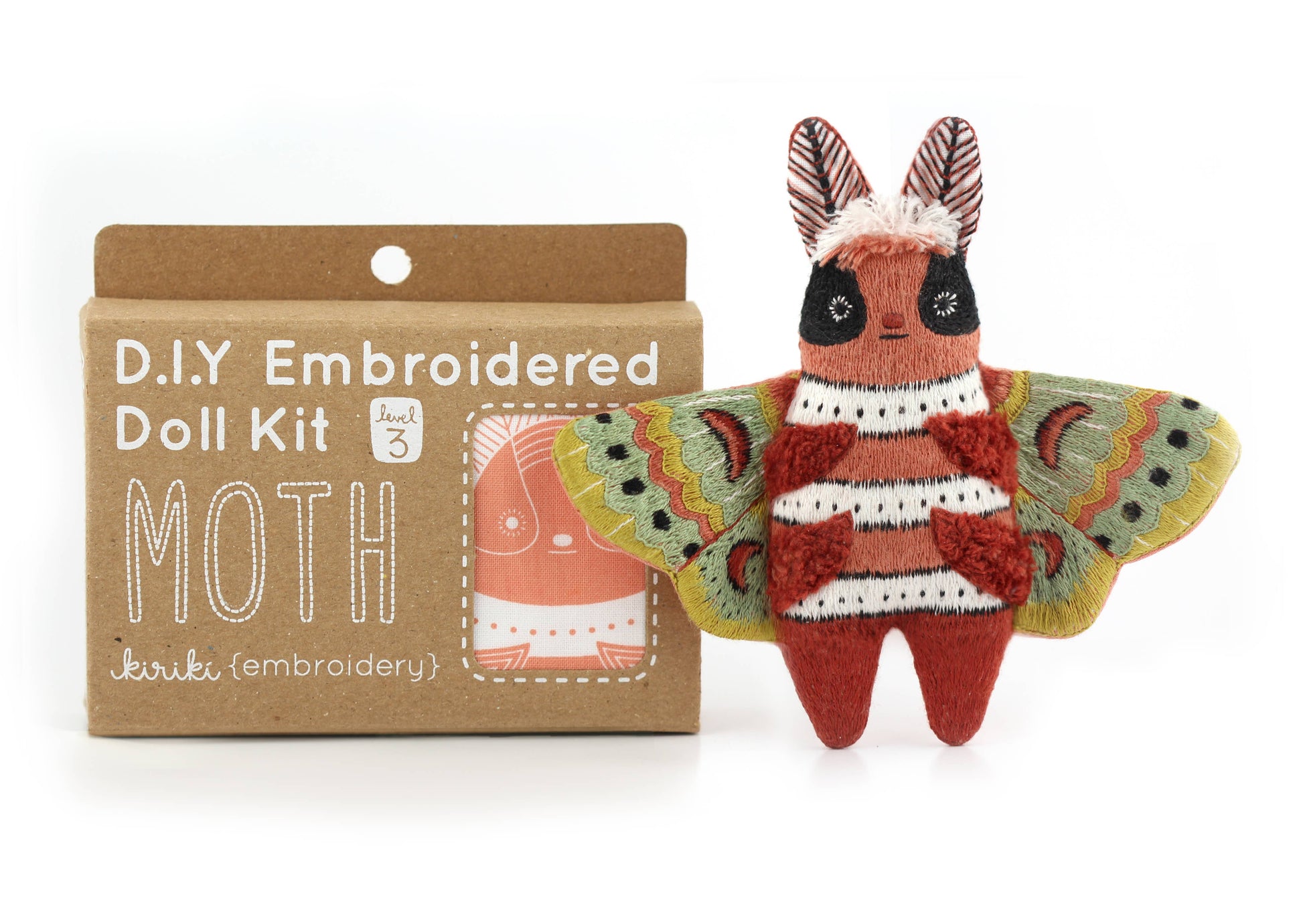 Kit de bordado de Kiriki Press para confeccionar un peluche de Polilla con bordados