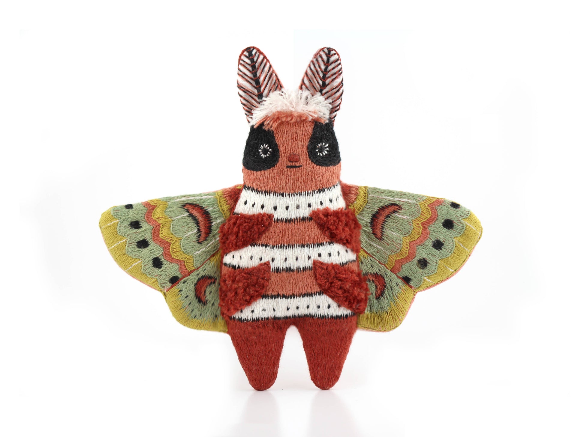 Kit de bordado de Kiriki Press para confeccionar un peluche de Polilla con bordados