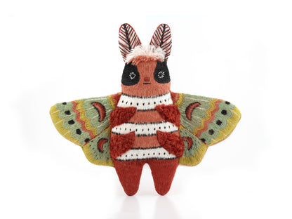 Kit de bordado de Kiriki Press para confeccionar un peluche de Polilla con bordados