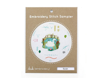 Kit de bordado "Sampler Cisne" de Kiriki Press