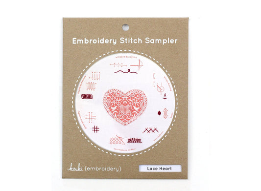 Kit de bordado "Sampler Corazón de Encaje" de Kiriki Press