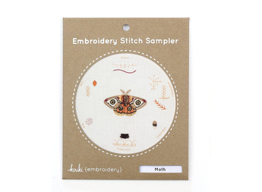 Kit de bordado "Sampler Polilla" de Kiriki Press